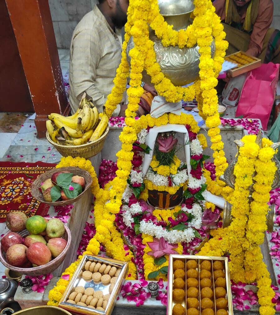 वाराणसी में लायंस क्लब वाराणसी रॉयल द्वारा लायंस सेवा सप्ताह ‘सेवा से संवेदना’ के अंतर्गत श्री ऋण मुक्तेश्वर महादेव मंदिर में भव्य रुद्राभिषेक एवं प्रसाद वितरण का आयोजन किया गया। 2 अक्टूबर को आयोजित इस धार्मिक कार्यक्रम में क्लब के अध्यक्ष अखिलेश अग्रवाल, सचिव संजीव अग्रवाल (मक्कू), कोषाध्यक्ष रवि रंजन अग्रवाल सहित अनेक सदस्यों ने सपरिवार सहभागिता की। वैदिक मंत्रोच्चार के बीच भगवान शिव का अभिषेक कर विश्व कल्याण, सुख-शांति एवं समृद्धि की कामना की गई। आयोजन में सेवा, श्रद्धा और सामाजिक समरसता का संदेश दिया गया।