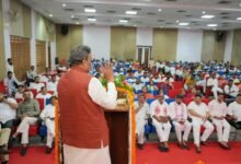 वाराणसी में भाजपा की सोशल मीडिया कार्यशाला में राष्ट्रीय महामंत्री एवं उत्तर प्रदेश प्रभारी विनोद तावड़े ने कार्यकर्ताओं से सोशल मीडिया पर झूठ और अफवाहों का जवाब तथ्यों के आधार पर देने का आह्वान किया। उन्होंने काशी के विकास कार्यों, केंद्र सरकार की उपलब्धियों और प्रधानमंत्री नरेंद्र मोदी के सार्वजनिक जीवन को डिजिटल मंचों के जरिए जनता तक पहुंचाने पर जोर दिया। कार्यशाला में सोशल मीडिया रणनीति, डिजिटल सक्रियता, कंटेंट, क्रिएटिविटी और निरंतरता के महत्व पर भी चर्चा हुई।