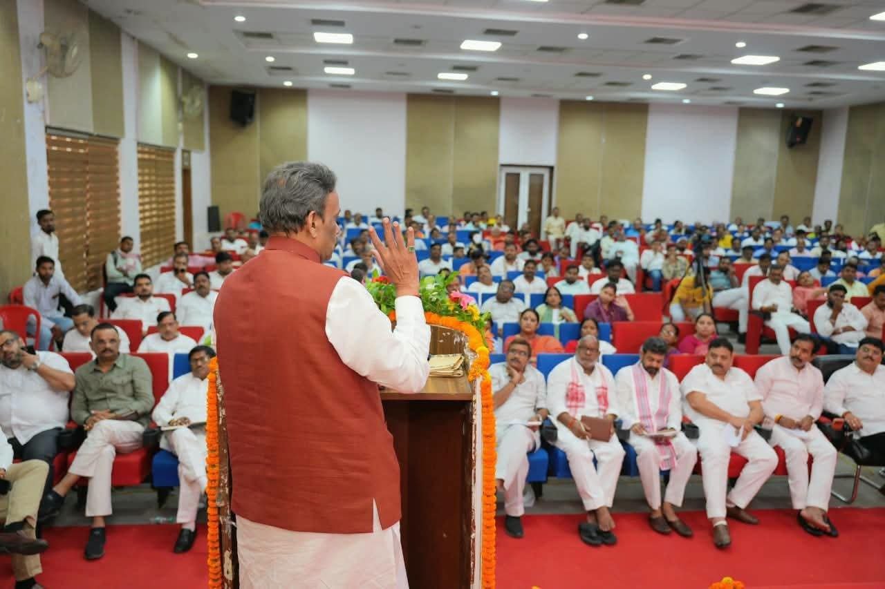 वाराणसी में भाजपा की सोशल मीडिया कार्यशाला में राष्ट्रीय महामंत्री एवं उत्तर प्रदेश प्रभारी विनोद तावड़े ने कार्यकर्ताओं से सोशल मीडिया पर झूठ और अफवाहों का जवाब तथ्यों के आधार पर देने का आह्वान किया। उन्होंने काशी के विकास कार्यों, केंद्र सरकार की उपलब्धियों और प्रधानमंत्री नरेंद्र मोदी के सार्वजनिक जीवन को डिजिटल मंचों के जरिए जनता तक पहुंचाने पर जोर दिया। कार्यशाला में सोशल मीडिया रणनीति, डिजिटल सक्रियता, कंटेंट, क्रिएटिविटी और निरंतरता के महत्व पर भी चर्चा हुई।