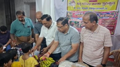 लायंस क्लब वाराणसी रॉयल ने लायंस सेवा सप्ताह के अंतर्गत वाराणसी के रामापुरा स्थित मातृ मंदिर कन्या गुरुकुल में सेवा एवं सहयोग कार्यक्रम आयोजित किया। इस दौरान गुरुकुल में शिक्षा ग्रहण कर रहे 20 बच्चों को सर्दी से बचाव के लिए ऊनी वस्त्र, चना, लाई, चूड़ा, बिस्किट और फल वितरित किए गए। बच्चों की पसंद का भोजन कराने के लिए 1,500 रुपये की सहयोग राशि भी प्रदान की गई। कार्यक्रम में क्लब पदाधिकारियों ने बच्चों के साथ समय बिताकर उनका उत्साहवर्धन किया।