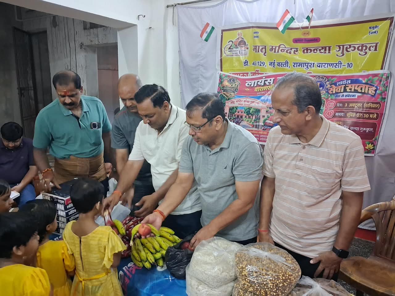 लायंस क्लब वाराणसी रॉयल ने लायंस सेवा सप्ताह के अंतर्गत वाराणसी के रामापुरा स्थित मातृ मंदिर कन्या गुरुकुल में सेवा एवं सहयोग कार्यक्रम आयोजित किया। इस दौरान गुरुकुल में शिक्षा ग्रहण कर रहे 20 बच्चों को सर्दी से बचाव के लिए ऊनी वस्त्र, चना, लाई, चूड़ा, बिस्किट और फल वितरित किए गए। बच्चों की पसंद का भोजन कराने के लिए 1,500 रुपये की सहयोग राशि भी प्रदान की गई। कार्यक्रम में क्लब पदाधिकारियों ने बच्चों के साथ समय बिताकर उनका उत्साहवर्धन किया।