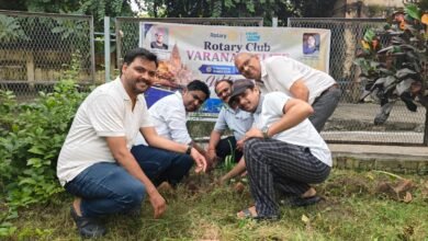 रोटरी क्लब वाराणसी एलीट ने पर्यावरण संरक्षण की दिशा में सराहनीय पहल करते हुए 3 अक्टूबर 2026 को चौकाघाट स्थित क्षेत्रीय सेवायोजन कार्यालय परिसर में वृक्षारोपण अभियान आयोजित किया। अध्यक्ष ऋषि देव अग्रवाल के नेतृत्व में क्लब के सदस्यों ने 40 छायादार एवं फलदार पौधे लगाए। सचिव रोहित गुप्ता और कोषाध्यक्ष अविरल अग्रवाल सहित अन्य सदस्यों ने श्रमदान किया। खास बात यह रही कि क्लब ने सभी पौधों की नियमित सिंचाई, सुरक्षा और संरक्षण की जिम्मेदारी लेने का संकल्प भी लिया।