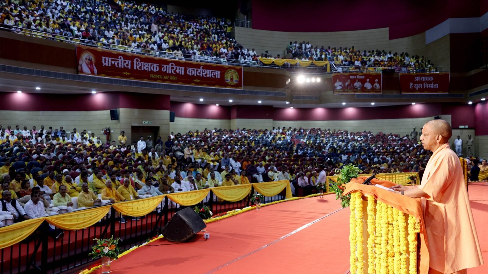 मुख्यमंत्री योगी आदित्यनाथ ने लखनऊ में अखिल विश्व गायत्री परिवार की शताब्दी वर्ष शिक्षक गरिमा कार्यशाला में सामाजिक एकता और राष्ट्र निर्माण का संदेश दिया। उन्होंने कहा कि जाति, क्षेत्र और भाषा के नाम पर समाज को बांटना राष्ट्र के प्रति अपराध है। शिक्षकों से युवा पीढ़ी को सही दिशा देने और 2047 तक विकसित भारत के संकल्प को साकार करने का आह्वान किया। मुख्यमंत्री ने भारतीय संस्कृति, संयुक्त परिवार, पर्यावरण संरक्षण और नदियों को निर्मल बनाने पर भी जोर दिया।