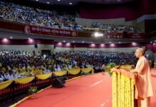 मुख्यमंत्री योगी आदित्यनाथ ने लखनऊ में अखिल विश्व गायत्री परिवार की शताब्दी वर्ष शिक्षक गरिमा कार्यशाला में सामाजिक एकता और राष्ट्र निर्माण का संदेश दिया। उन्होंने कहा कि जाति, क्षेत्र और भाषा के नाम पर समाज को बांटना राष्ट्र के प्रति अपराध है। शिक्षकों से युवा पीढ़ी को सही दिशा देने और 2047 तक विकसित भारत के संकल्प को साकार करने का आह्वान किया। मुख्यमंत्री ने भारतीय संस्कृति, संयुक्त परिवार, पर्यावरण संरक्षण और नदियों को निर्मल बनाने पर भी जोर दिया।