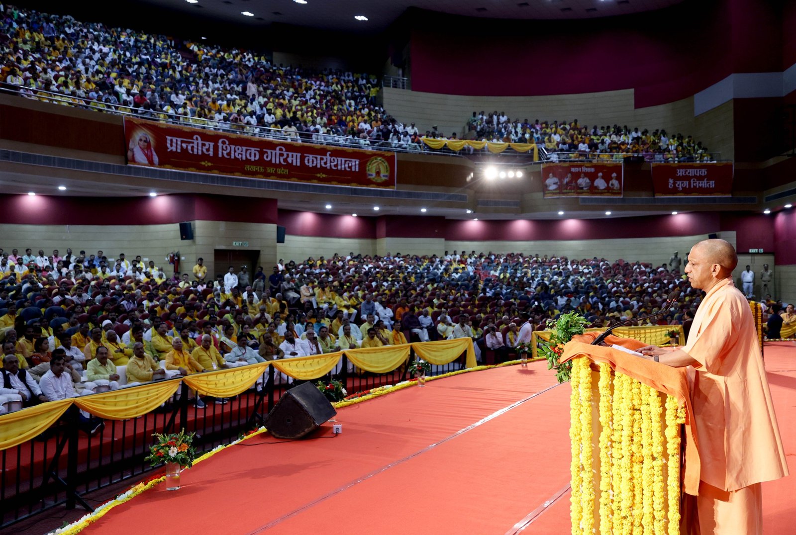 मुख्यमंत्री योगी आदित्यनाथ ने लखनऊ में अखिल विश्व गायत्री परिवार की शताब्दी वर्ष शिक्षक गरिमा कार्यशाला में सामाजिक एकता और राष्ट्र निर्माण का संदेश दिया। उन्होंने कहा कि जाति, क्षेत्र और भाषा के नाम पर समाज को बांटना राष्ट्र के प्रति अपराध है। शिक्षकों से युवा पीढ़ी को सही दिशा देने और 2047 तक विकसित भारत के संकल्प को साकार करने का आह्वान किया। मुख्यमंत्री ने भारतीय संस्कृति, संयुक्त परिवार, पर्यावरण संरक्षण और नदियों को निर्मल बनाने पर भी जोर दिया।