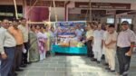 वाराणसी में लायंस क्लब वाराणसी रॉयल ने लायंस सेवा सप्ताह के चौथे कार्यक्रम के तहत गढ़वाघाट रोड, मदरवा स्थित अपना घर आश्रम में सेवा कार्य किया। क्लब की ओर से आश्रम में रह रहे लगभग 600 प्रभुजनों के लिए दवाइयां, फल, बिस्किट, खाद्य सामग्री एवं भोजन की व्यवस्था की गई। क्लब अध्यक्ष अखिलेश अग्रवाल सहित सदस्यों ने प्रभुजनों के साथ समय बिताकर उनकी कुशलक्षेम पूछी। इस पहल के माध्यम से जरूरतमंदों की सेवा, सामाजिक सहयोग और मानवीय संवेदनाओं का संदेश दिया गया।