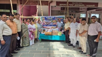 वाराणसी में लायंस क्लब वाराणसी रॉयल ने लायंस सेवा सप्ताह के चौथे कार्यक्रम के तहत गढ़वाघाट रोड, मदरवा स्थित अपना घर आश्रम में सेवा कार्य किया। क्लब की ओर से आश्रम में रह रहे लगभग 600 प्रभुजनों के लिए दवाइयां, फल, बिस्किट, खाद्य सामग्री एवं भोजन की व्यवस्था की गई। क्लब अध्यक्ष अखिलेश अग्रवाल सहित सदस्यों ने प्रभुजनों के साथ समय बिताकर उनकी कुशलक्षेम पूछी। इस पहल के माध्यम से जरूरतमंदों की सेवा, सामाजिक सहयोग और मानवीय संवेदनाओं का संदेश दिया गया।