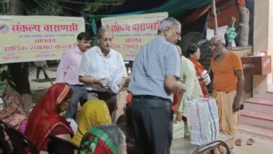 वाराणसी के सारनाथ स्थित काशी कुष्ठ सेवा आश्रम में संकल्प संस्था ने सेवा कार्य किया। आश्रमवासियों को फल, मिष्ठान और आवश्यक खाद्यान्न सामग्री वितरित की गई। अमेरिका से आए शिवकुमार गुप्ता ने आश्रम की व्यवस्थाओं और जरूरतों की जानकारी लेकर भविष्य में हरसंभव सहयोग का भरोसा दिया। संस्था के सदस्यों ने आश्रमवासियों के साथ समय बिताकर सेवा और संवेदना का संदेश दिया।