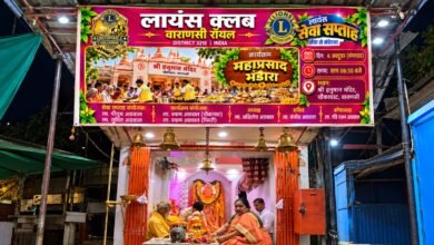लायंस क्लब वाराणसी रॉयल ने लायंस सेवा सप्ताह ‘सेवा से संवेदना’ के तहत चौकाघाट स्थित श्री हनुमान मंदिर में भगवान श्री हनुमान जी का भव्य श्रृंगार, पूजन और आरती की। इसके बाद आयोजित महाप्रसाद भंडारे में सैकड़ों श्रद्धालुओं ने प्रसाद ग्रहण किया। क्लब अध्यक्ष ला. अखिलेश अग्रवाल सहित पदाधिकारियों और सदस्यों ने सेवा कार्य में सहभागिता की। आयोजन में धार्मिक आस्था, जनसेवा और सामाजिक सहभागिता का सुंदर संगम देखने को मिला। यह सेवा आयोजन क्लब की वार्षिक परंपरा का हिस्सा है।