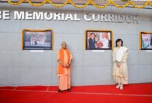 वाराणसी के रुद्राक्ष इंटरनेशनल कन्वेंशन सेंटर में आबे मेमोरियल कॉरिडोर का लोकार्पण हुआ। मुख्यमंत्री योगी आदित्यनाथ ने स्वर्गीय जापानी प्रधानमंत्री शिंजो आबे को श्रद्धांजलि देते हुए भारत-जापान संबंधों को विश्वास और मित्रता का प्रतीक बताया। उन्होंने कहा कि यह कॉरिडोर नई पीढ़ी के लिए जीवंत क्लासरूम बनेगा। कार्यक्रम में शिंजो आबे की पत्नी अकी आबे भावुक हुईं। सीएम योगी ने जापानी प्रतिनिधिमंडल का जापानी भाषा में स्वागत किया और भारत-जापान साझेदारी को भविष्य के क्षेत्रों तक मजबूत करने की बात कही।