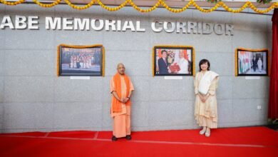 वाराणसी के रुद्राक्ष इंटरनेशनल कन्वेंशन सेंटर में आबे मेमोरियल कॉरिडोर का लोकार्पण हुआ। मुख्यमंत्री योगी आदित्यनाथ ने स्वर्गीय जापानी प्रधानमंत्री शिंजो आबे को श्रद्धांजलि देते हुए भारत-जापान संबंधों को विश्वास और मित्रता का प्रतीक बताया। उन्होंने कहा कि यह कॉरिडोर नई पीढ़ी के लिए जीवंत क्लासरूम बनेगा। कार्यक्रम में शिंजो आबे की पत्नी अकी आबे भावुक हुईं। सीएम योगी ने जापानी प्रतिनिधिमंडल का जापानी भाषा में स्वागत किया और भारत-जापान साझेदारी को भविष्य के क्षेत्रों तक मजबूत करने की बात कही।