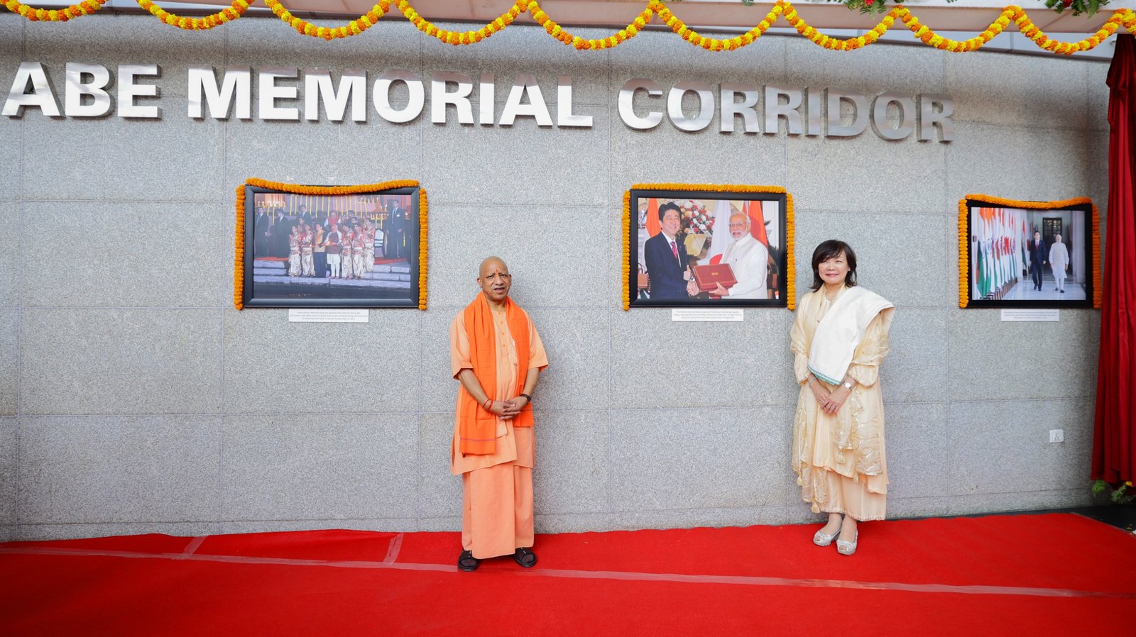 वाराणसी के रुद्राक्ष इंटरनेशनल कन्वेंशन सेंटर में आबे मेमोरियल कॉरिडोर का लोकार्पण हुआ। मुख्यमंत्री योगी आदित्यनाथ ने स्वर्गीय जापानी प्रधानमंत्री शिंजो आबे को श्रद्धांजलि देते हुए भारत-जापान संबंधों को विश्वास और मित्रता का प्रतीक बताया। उन्होंने कहा कि यह कॉरिडोर नई पीढ़ी के लिए जीवंत क्लासरूम बनेगा। कार्यक्रम में शिंजो आबे की पत्नी अकी आबे भावुक हुईं। सीएम योगी ने जापानी प्रतिनिधिमंडल का जापानी भाषा में स्वागत किया और भारत-जापान साझेदारी को भविष्य के क्षेत्रों तक मजबूत करने की बात कही।