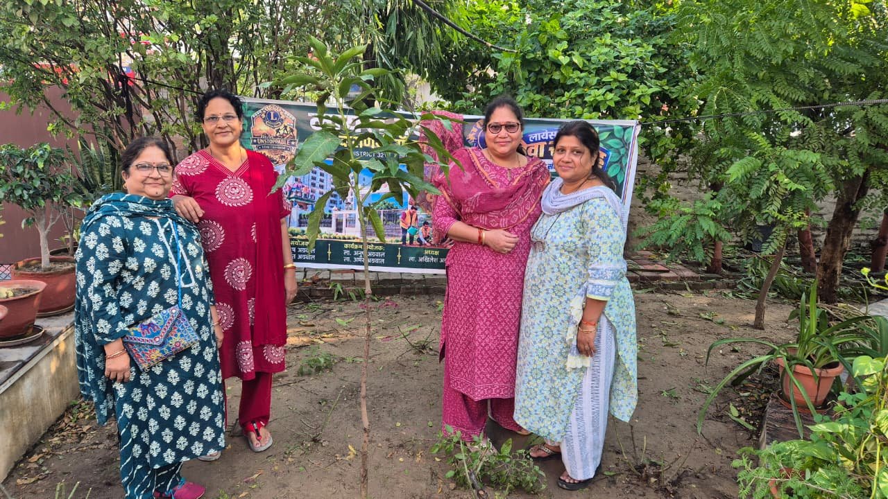 लायंस क्लब वाराणसी रॉयल ने लायंस सेवा सप्ताह के समापन पर सिगरा स्थित मैरिज पॉइंट में वृक्षारोपण एवं पौध वितरण कार्यक्रम आयोजित किया। विभिन्न प्रजातियों के पौधों का रोपण करने के साथ करीब 200 पौधे वितरित किए गए। क्लब सदस्यों ने पर्यावरण संरक्षण, हरियाली बढ़ाने और लगाए गए पौधों की नियमित देखभाल का संकल्प लेते हुए समाज को जागरूकता का संदेश दिया।