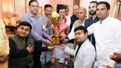 वाराणसी में प्रधानमंत्री नरेंद्र मोदी के जन्मदिवस के अवसर पर आयोजित सेवा संकल्प माह के तहत प्रस्तावित टी-20 नेशनल दिव्यांग क्रिकेट प्रतियोगिता की ‘सेवा संकल्प ट्रॉफी’ का अनावरण किया गया। भाजपा के राष्ट्रीय अध्यक्ष नितिन नबीन ने ट्रॉफी का अनावरण करते हुए कहा कि दिव्यांगता शरीर की नहीं, मन की होती है। उन्होंने कहा कि अवसर और उचित मंच मिलने पर दिव्यांग खिलाड़ी अपनी प्रतिभा से देश-दुनिया में पहचान बना सकते हैं। प्रतियोगिता में विभिन्न राज्यों की दिव्यांग क्रिकेट टीमें हिस्सा लेंगी।