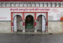 उत्तर प्रदेश में पर्यटन विकास अब अयोध्या, काशी और मथुरा जैसे प्रमुख केंद्रों से आगे बढ़ रहा है। वर्ष 2021-22 से 2025-26 के बीच 35 जिलों के 97 अल्पज्ञात धार्मिक, ऐतिहासिक, साहित्यिक और प्राकृतिक स्थलों पर करीब 1,425 करोड़ रुपये की परियोजनाएं शुरू की गई हैं। बटेश्वर, चंद्रावती, लमही, जायस, लालापुर, राजापुर, रामग्राम और गोरखगिरी जैसे स्थलों को बेहतर सुविधाओं, संरक्षण और डिजिटल जानकारी से जोड़ा जा रहा है। सरकार का लक्ष्य स्थानीय विरासत, रोजगार और पर्यटन कारोबार को बढ़ावा देना है।