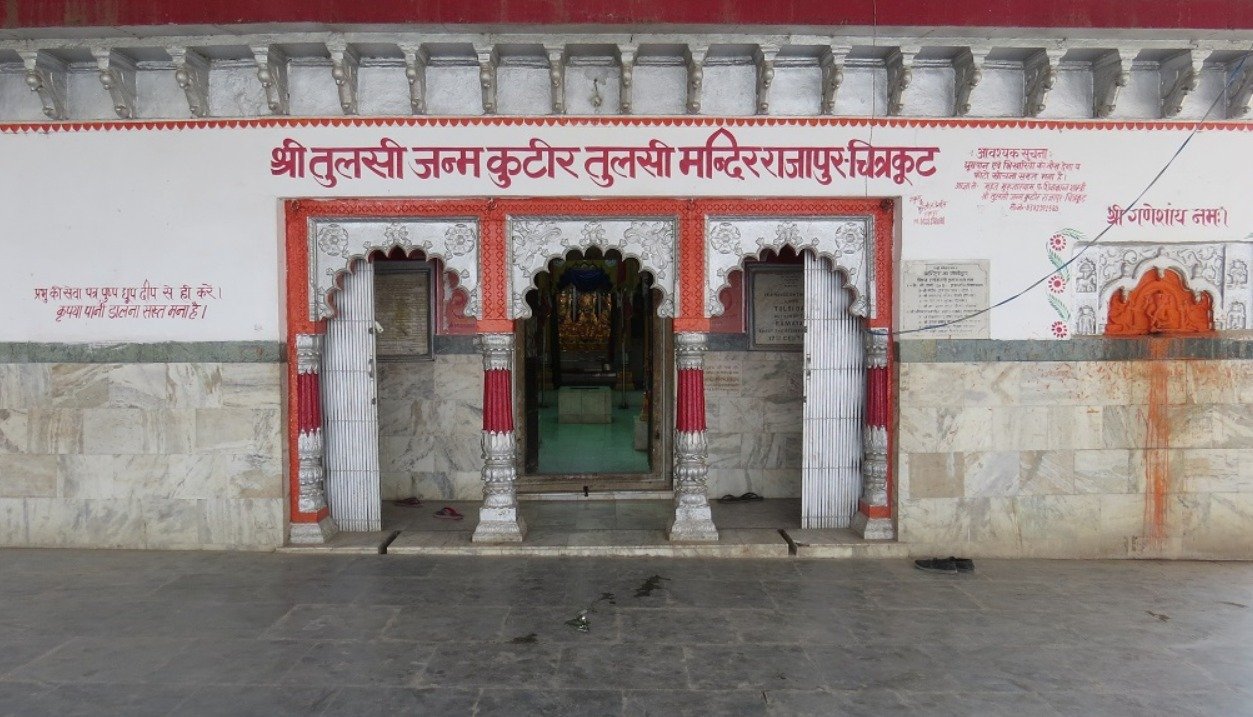 उत्तर प्रदेश में पर्यटन विकास अब अयोध्या, काशी और मथुरा जैसे प्रमुख केंद्रों से आगे बढ़ रहा है। वर्ष 2021-22 से 2025-26 के बीच 35 जिलों के 97 अल्पज्ञात धार्मिक, ऐतिहासिक, साहित्यिक और प्राकृतिक स्थलों पर करीब 1,425 करोड़ रुपये की परियोजनाएं शुरू की गई हैं। बटेश्वर, चंद्रावती, लमही, जायस, लालापुर, राजापुर, रामग्राम और गोरखगिरी जैसे स्थलों को बेहतर सुविधाओं, संरक्षण और डिजिटल जानकारी से जोड़ा जा रहा है। सरकार का लक्ष्य स्थानीय विरासत, रोजगार और पर्यटन कारोबार को बढ़ावा देना है।