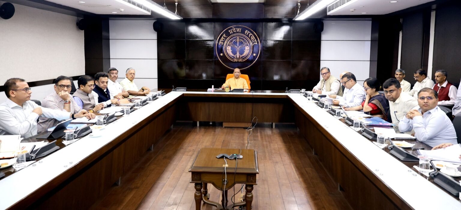 उत्तर प्रदेश में निवेश परियोजनाओं को धरातल पर उतारने की तैयारियां तेज हो गई हैं। ग्राउंड ब्रेकिंग सेरेमनी@5.0 के तहत प्रदेश के सभी 75 जिलों में करीब 7,000 परियोजनाओं के जरिए ₹7.55 लाख करोड़ से अधिक निवेश प्रस्तावित है। मुख्यमंत्री योगी आदित्यनाथ ने अधिकारियों को स्वीकृतियों, भूमि, आधारभूत सुविधाओं और निवेश प्रोत्साहनों की प्रक्रिया समयबद्ध पूरी करने के निर्देश दिए। बैठक में क्षेत्रवार और सेक्टरवार निवेश, रोजगार, उत्पादन तथा एक्सप्रेसवे सुरक्षा व्यवस्था की भी समीक्षा की गई।