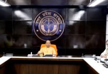 उत्तर प्रदेश में निवेश परियोजनाओं को धरातल पर उतारने की तैयारियां तेज हो गई हैं। ग्राउंड ब्रेकिंग सेरेमनी@5.0 के तहत प्रदेश के सभी 75 जिलों में करीब 7,000 परियोजनाओं के जरिए ₹7.55 लाख करोड़ से अधिक निवेश प्रस्तावित है। मुख्यमंत्री योगी आदित्यनाथ ने अधिकारियों को स्वीकृतियों, भूमि, आधारभूत सुविधाओं और निवेश प्रोत्साहनों की प्रक्रिया समयबद्ध पूरी करने के निर्देश दिए। बैठक में क्षेत्रवार और सेक्टरवार निवेश, रोजगार, उत्पादन तथा एक्सप्रेसवे सुरक्षा व्यवस्था की भी समीक्षा की गई।