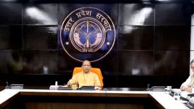 उत्तर प्रदेश में निवेश परियोजनाओं को धरातल पर उतारने की तैयारियां तेज हो गई हैं। ग्राउंड ब्रेकिंग सेरेमनी@5.0 के तहत प्रदेश के सभी 75 जिलों में करीब 7,000 परियोजनाओं के जरिए ₹7.55 लाख करोड़ से अधिक निवेश प्रस्तावित है। मुख्यमंत्री योगी आदित्यनाथ ने अधिकारियों को स्वीकृतियों, भूमि, आधारभूत सुविधाओं और निवेश प्रोत्साहनों की प्रक्रिया समयबद्ध पूरी करने के निर्देश दिए। बैठक में क्षेत्रवार और सेक्टरवार निवेश, रोजगार, उत्पादन तथा एक्सप्रेसवे सुरक्षा व्यवस्था की भी समीक्षा की गई।