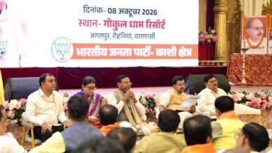 वाराणसी में भाजपा के राष्ट्रीय अध्यक्ष नितिन नवीन के काशी प्रवास के दौरान सात महत्वपूर्ण संगठनात्मक बैठकें संपन्न हुईं। बैठकों में काशी क्षेत्र की सभी 71 विधानसभा सीटों पर ऐतिहासिक जीत का संकल्प दोहराया गया। नितिन नवीन ने मंडल, शक्तिकेंद्र और बूथ स्तर तक नियमित बैठकें आयोजित करने तथा आगामी विधानसभा चुनाव की तैयारियां तेज करने के निर्देश दिए। स्नातक एवं शिक्षक एमएलसी चुनाव में प्रदेश की सभी 11 सीटों पर जीत का लक्ष्य रखा गया। प्रदेश अध्यक्ष पंकज चौधरी ने भी संगठन को सक्रिय रहने का आह्वान किया।