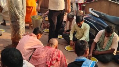 वाराणसी में परमानेंट प्रोजेक्ट के अंतर्गत नर नारायण भोज का आयोजन चित्तरंजन पार्क स्थित खिचड़ी बाबा मंदिर में किया गया। इस सेवा अभियान में करीब 300 लोगों को भोजन कराया गया। अध्यक्ष ऋषि देव अग्रवाल सहित सदस्यों ने सेवा कार्य में सहयोग दिया। संयोजक अभिषेक केशरी एवं प्रीतम माणिक रहे। यह पहल मानवता, करुणा, परोपकार और जरूरतमंदों की सेवा का प्रेरक संदेश देती है।