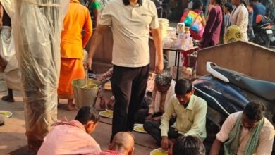 वाराणसी में परमानेंट प्रोजेक्ट के अंतर्गत नर नारायण भोज का आयोजन चित्तरंजन पार्क स्थित खिचड़ी बाबा मंदिर में किया गया। इस सेवा अभियान में करीब 300 लोगों को भोजन कराया गया। अध्यक्ष ऋषि देव अग्रवाल सहित सदस्यों ने सेवा कार्य में सहयोग दिया। संयोजक अभिषेक केशरी एवं प्रीतम माणिक रहे। यह पहल मानवता, करुणा, परोपकार और जरूरतमंदों की सेवा का प्रेरक संदेश देती है।