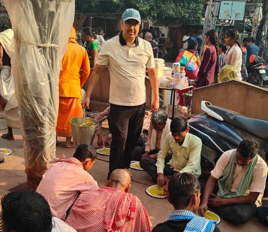 वाराणसी में परमानेंट प्रोजेक्ट के अंतर्गत नर नारायण भोज का आयोजन चित्तरंजन पार्क स्थित खिचड़ी बाबा मंदिर में किया गया। इस सेवा अभियान में करीब 300 लोगों को भोजन कराया गया। अध्यक्ष ऋषि देव अग्रवाल सहित सदस्यों ने सेवा कार्य में सहयोग दिया। संयोजक अभिषेक केशरी एवं प्रीतम माणिक रहे। यह पहल मानवता, करुणा, परोपकार और जरूरतमंदों की सेवा का प्रेरक संदेश देती है।