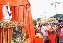प्रयागराज में मुख्यमंत्री योगी आदित्यनाथ ने स्वतंत्रता संग्राम सेनानी एवं पूर्व सांसद महाशय मसुरियादीन पासी की प्रतिमा का अनावरण किया। इस दौरान उन्होंने राहुल गांधी पर निशाना साधते हुए कहा कि आजादी की लड़ाई में नेहरू ही नहीं, मसुरियादीन पासी भी जेल गए थे। मुख्यमंत्री ने उनके योगदान को याद करते हुए चौराहे और एक प्रमुख संस्था का नाम उनके नाम पर रखने की घोषणा की। उन्होंने जरायम पेशा कानून के खिलाफ संघर्ष और पासी समाज के शौर्य को भी रेखांकित किया।