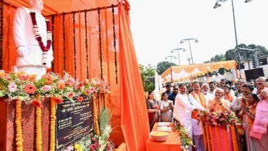 प्रयागराज में मुख्यमंत्री योगी आदित्यनाथ ने स्वतंत्रता संग्राम सेनानी एवं पूर्व सांसद महाशय मसुरियादीन पासी की प्रतिमा का अनावरण किया। इस दौरान उन्होंने राहुल गांधी पर निशाना साधते हुए कहा कि आजादी की लड़ाई में नेहरू ही नहीं, मसुरियादीन पासी भी जेल गए थे। मुख्यमंत्री ने उनके योगदान को याद करते हुए चौराहे और एक प्रमुख संस्था का नाम उनके नाम पर रखने की घोषणा की। उन्होंने जरायम पेशा कानून के खिलाफ संघर्ष और पासी समाज के शौर्य को भी रेखांकित किया।
