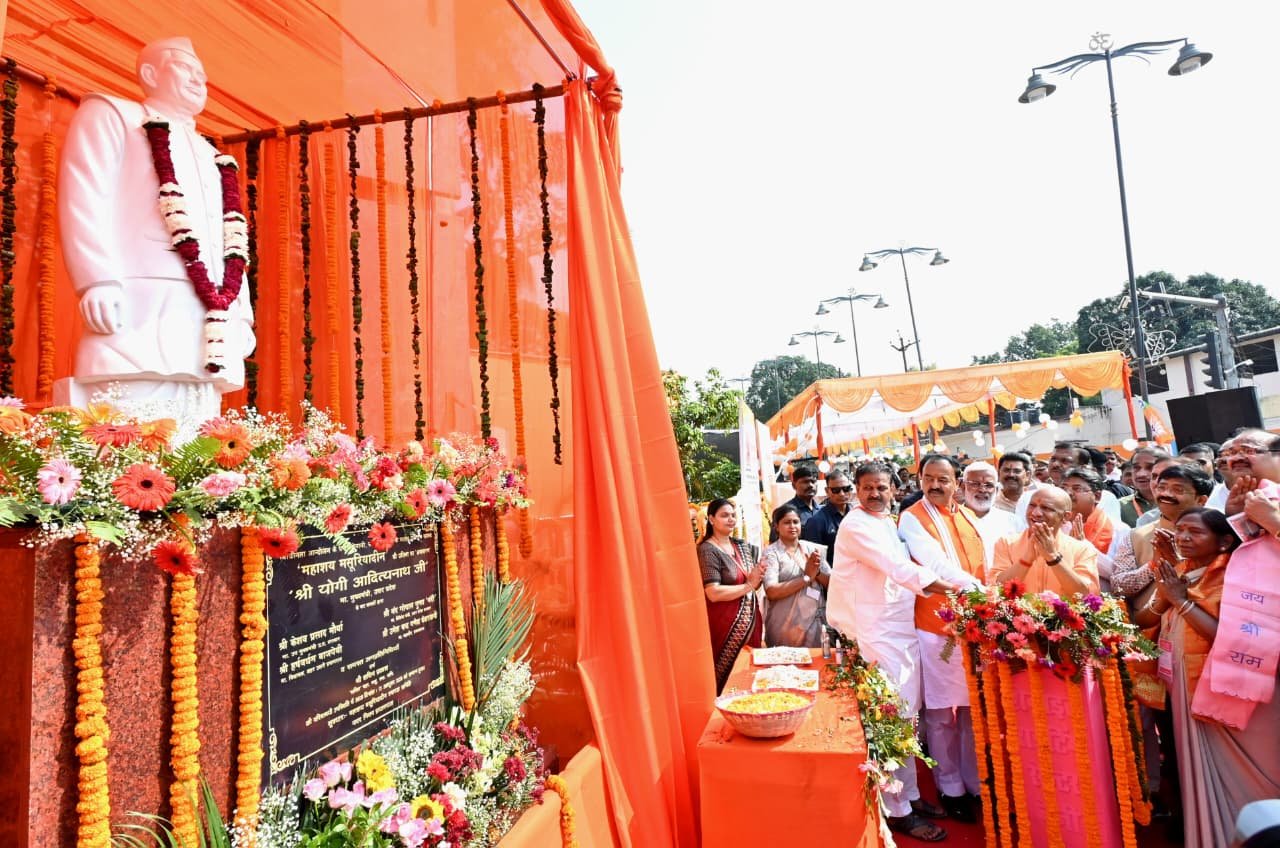 प्रयागराज में मुख्यमंत्री योगी आदित्यनाथ ने स्वतंत्रता संग्राम सेनानी एवं पूर्व सांसद महाशय मसुरियादीन पासी की प्रतिमा का अनावरण किया। इस दौरान उन्होंने राहुल गांधी पर निशाना साधते हुए कहा कि आजादी की लड़ाई में नेहरू ही नहीं, मसुरियादीन पासी भी जेल गए थे। मुख्यमंत्री ने उनके योगदान को याद करते हुए चौराहे और एक प्रमुख संस्था का नाम उनके नाम पर रखने की घोषणा की। उन्होंने जरायम पेशा कानून के खिलाफ संघर्ष और पासी समाज के शौर्य को भी रेखांकित किया।