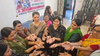 वाराणसी नगर निगम मुख्यालय में शनिवार को मिशन शक्ति विशेष अभियान के तहत मेहंदी प्रतियोगिता का आयोजन किया गया। इसमें विभिन्न श्रेणियों और आयु वर्ग की महिला कर्मचारियों ने उत्साहपूर्वक भाग लेकर अपनी रचनात्मक प्रतिभा का प्रदर्शन किया। डॉक्यूमेंट मैनेजर प्रीति सिंह और आईसी एक्सपर्ट सरिता तिवारी सहित कई महिला कर्मचारियों ने आकर्षक मेहंदी डिजाइन बनाए। आयोजन का उद्देश्य महिला सशक्तिकरण को बढ़ावा देना, महिलाओं की छिपी प्रतिभा को मंच प्रदान करना और कार्यस्थल पर आपसी सौहार्द मजबूत करना रहा।