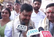 वाराणसी में भाजपा के राष्ट्रीय अध्यक्ष नितिन नवीन ने नेता प्रतिपक्ष राहुल गांधी पर तीखा हमला बोला। काशी विश्वनाथ मंदिर में दर्शन के बाद उन्होंने राहुल गांधी से इस्तीफा देने की मांग की और आरोप लगाया कि वे घुसपैठियों को संरक्षण दे रहे हैं। निर्वाचन आयोग को लेकर राहुल गांधी के सवालों पर भी नवीन ने निशाना साधते हुए भाजपा की सक्रियता और संगठनात्मक कार्यों को रेखांकित किया।