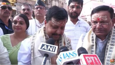 वाराणसी में भाजपा के राष्ट्रीय अध्यक्ष नितिन नवीन ने नेता प्रतिपक्ष राहुल गांधी पर तीखा हमला बोला। काशी विश्वनाथ मंदिर में दर्शन के बाद उन्होंने राहुल गांधी से इस्तीफा देने की मांग की और आरोप लगाया कि वे घुसपैठियों को संरक्षण दे रहे हैं। निर्वाचन आयोग को लेकर राहुल गांधी के सवालों पर भी नवीन ने निशाना साधते हुए भाजपा की सक्रियता और संगठनात्मक कार्यों को रेखांकित किया।