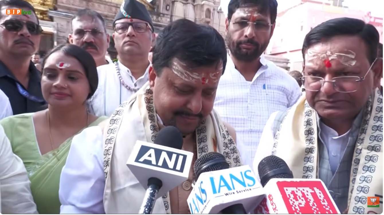 वाराणसी में भाजपा के राष्ट्रीय अध्यक्ष नितिन नवीन ने नेता प्रतिपक्ष राहुल गांधी पर तीखा हमला बोला। काशी विश्वनाथ मंदिर में दर्शन के बाद उन्होंने राहुल गांधी से इस्तीफा देने की मांग की और आरोप लगाया कि वे घुसपैठियों को संरक्षण दे रहे हैं। निर्वाचन आयोग को लेकर राहुल गांधी के सवालों पर भी नवीन ने निशाना साधते हुए भाजपा की सक्रियता और संगठनात्मक कार्यों को रेखांकित किया।