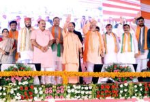लखनऊ में शिक्षक-स्नातक महासम्मेलन को संबोधित करते हुए मुख्यमंत्री योगी आदित्यनाथ ने समाजवादी पार्टी पर शिक्षा व्यवस्था की उपेक्षा और शिक्षकों के अपमान का आरोप लगाया। उन्होंने भाजपा प्रत्याशियों इंजीनियर अवनीश कुमार सिंह और उमेश द्विवेदी के समर्थन में मतदान की अपील की। मुख्यमंत्री ने शिक्षकों को पांच लाख रुपये तक कैशलेस इलाज, स्कूलों में ऑपरेशन कायाकल्प, ड्रॉपआउट दर में कमी, 9.5 लाख सरकारी नियुक्तियों और युवाओं के लिए रोजगार के अवसरों का उल्लेख किया। उन्होंने परिवारवाद और वंशवाद की राजनीति को नकारने का आह्वान किया।