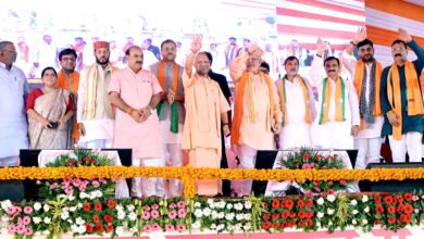 लखनऊ में शिक्षक-स्नातक महासम्मेलन को संबोधित करते हुए मुख्यमंत्री योगी आदित्यनाथ ने समाजवादी पार्टी पर शिक्षा व्यवस्था की उपेक्षा और शिक्षकों के अपमान का आरोप लगाया। उन्होंने भाजपा प्रत्याशियों इंजीनियर अवनीश कुमार सिंह और उमेश द्विवेदी के समर्थन में मतदान की अपील की। मुख्यमंत्री ने शिक्षकों को पांच लाख रुपये तक कैशलेस इलाज, स्कूलों में ऑपरेशन कायाकल्प, ड्रॉपआउट दर में कमी, 9.5 लाख सरकारी नियुक्तियों और युवाओं के लिए रोजगार के अवसरों का उल्लेख किया। उन्होंने परिवारवाद और वंशवाद की राजनीति को नकारने का आह्वान किया।