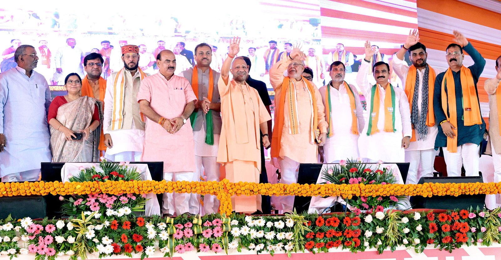 लखनऊ में शिक्षक-स्नातक महासम्मेलन को संबोधित करते हुए मुख्यमंत्री योगी आदित्यनाथ ने समाजवादी पार्टी पर शिक्षा व्यवस्था की उपेक्षा और शिक्षकों के अपमान का आरोप लगाया। उन्होंने भाजपा प्रत्याशियों इंजीनियर अवनीश कुमार सिंह और उमेश द्विवेदी के समर्थन में मतदान की अपील की। मुख्यमंत्री ने शिक्षकों को पांच लाख रुपये तक कैशलेस इलाज, स्कूलों में ऑपरेशन कायाकल्प, ड्रॉपआउट दर में कमी, 9.5 लाख सरकारी नियुक्तियों और युवाओं के लिए रोजगार के अवसरों का उल्लेख किया। उन्होंने परिवारवाद और वंशवाद की राजनीति को नकारने का आह्वान किया।