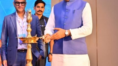 लखनऊ में द वीक मेटाबॉलिक हेल्थ समिट 2026 के उत्तर प्रदेश संस्करण में उप मुख्यमंत्री एवं स्वास्थ्य मंत्री ब्रजेश पाठक ने युवाओं में बढ़ते हार्ट अटैक के मामलों पर चिंता जताई। उन्होंने कहा कि बदलती जीवनशैली, मोटापा, असंतुलित खानपान और शारीरिक निष्क्रियता बीमारियों का खतरा बढ़ा रहे हैं। डिप्टी सीएम ने नियमित व्यायाम, संतुलित आहार और व्यापक जनजागरूकता अभियान पर जोर दिया। साथ ही डेंगू, मलेरिया और अन्य संचारी रोगों की रोकथाम के लिए जनभागीदारी और स्वच्छता को जरूरी बताया।
