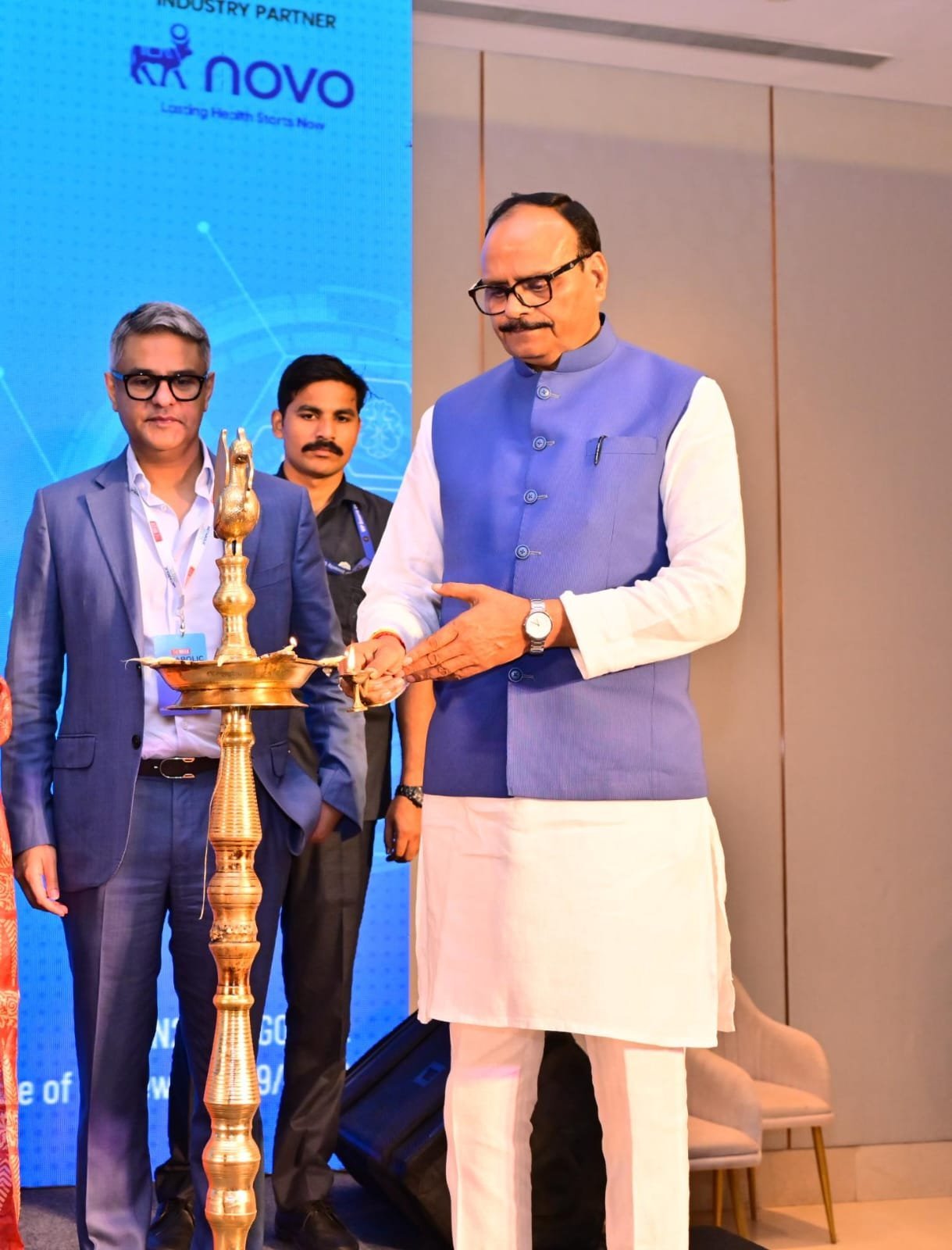 लखनऊ में द वीक मेटाबॉलिक हेल्थ समिट 2026 के उत्तर प्रदेश संस्करण में उप मुख्यमंत्री एवं स्वास्थ्य मंत्री ब्रजेश पाठक ने युवाओं में बढ़ते हार्ट अटैक के मामलों पर चिंता जताई। उन्होंने कहा कि बदलती जीवनशैली, मोटापा, असंतुलित खानपान और शारीरिक निष्क्रियता बीमारियों का खतरा बढ़ा रहे हैं। डिप्टी सीएम ने नियमित व्यायाम, संतुलित आहार और व्यापक जनजागरूकता अभियान पर जोर दिया। साथ ही डेंगू, मलेरिया और अन्य संचारी रोगों की रोकथाम के लिए जनभागीदारी और स्वच्छता को जरूरी बताया।