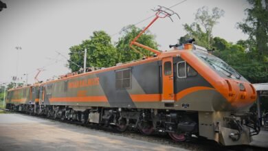 वाराणसी स्थित बनारस रेल इंजन कारखाना (बरेका) ने वित्तीय वर्ष 2026-27 में 50वें अमृत भारत पुश-पुल लोकोमोटिव का निर्माण किया है। आधुनिक तकनीक और उन्नत सुरक्षा सुविधाओं से लैस ये इंजन भारतीय रेल के आधुनिकीकरण में अहम भूमिका निभाएंगे। बरेका अब तक कुल 11,531 रेल इंजनों का निर्माण कर चुका है, जिनमें 3,195 इलेक्ट्रिक लोकोमोटिव शामिल हैं।