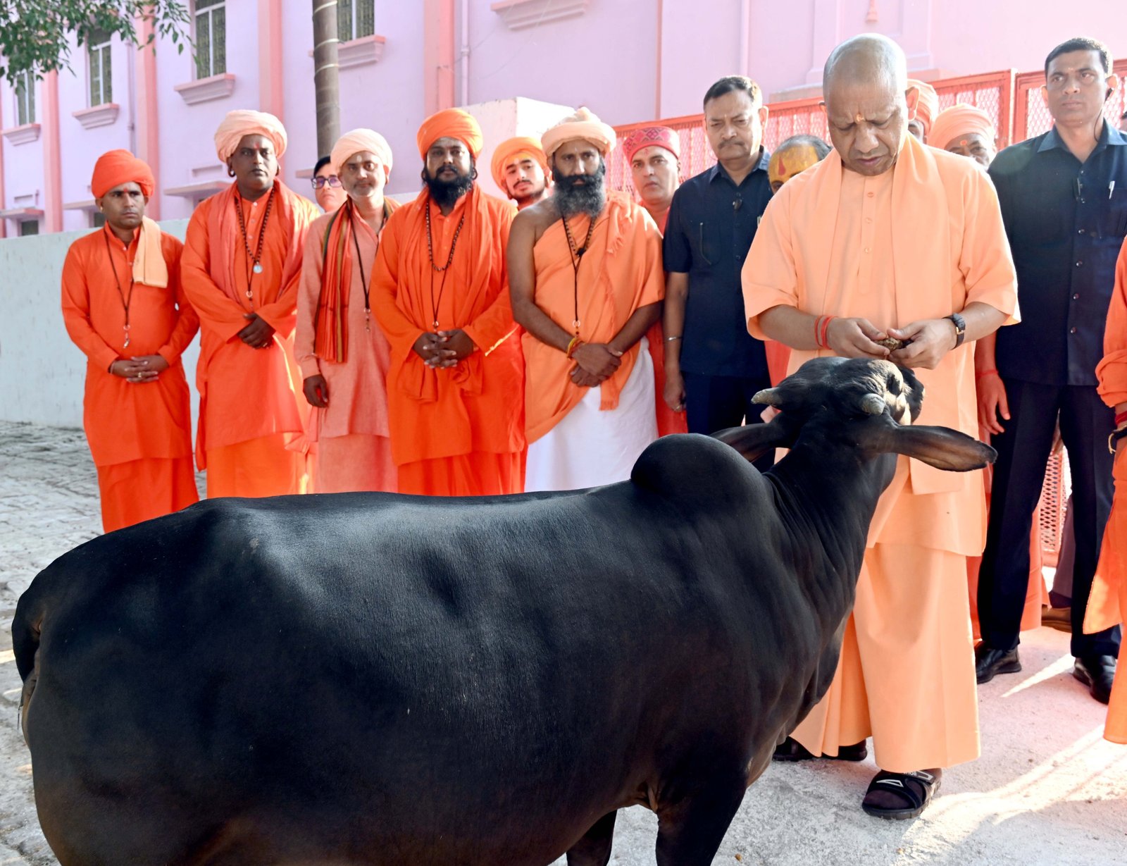 गोरखपुर में मुख्यमंत्री योगी आदित्यनाथ ने गोरखनाथ मंदिर में जनता दर्शन के दौरान करीब 200 लोगों की समस्याएं सुनीं। उन्होंने अधिकारियों को हर पीड़ित के साथ संवेदनशील व्यवहार करने और शिकायतों का त्वरित निस्तारण सुनिश्चित करने का निर्देश दिया। जमीन पर अवैध कब्जे के मामलों में कठोर कानूनी कार्रवाई के निर्देश दिए गए। मुख्यमंत्री ने जरूरतमंद मरीजों को इलाज के लिए आर्थिक सहायता, पात्र लोगों के आयुष्मान कार्ड बनवाने और वंचितों को सरकारी योजनाओं का लाभ दिलाने का भरोसा भी दिया।