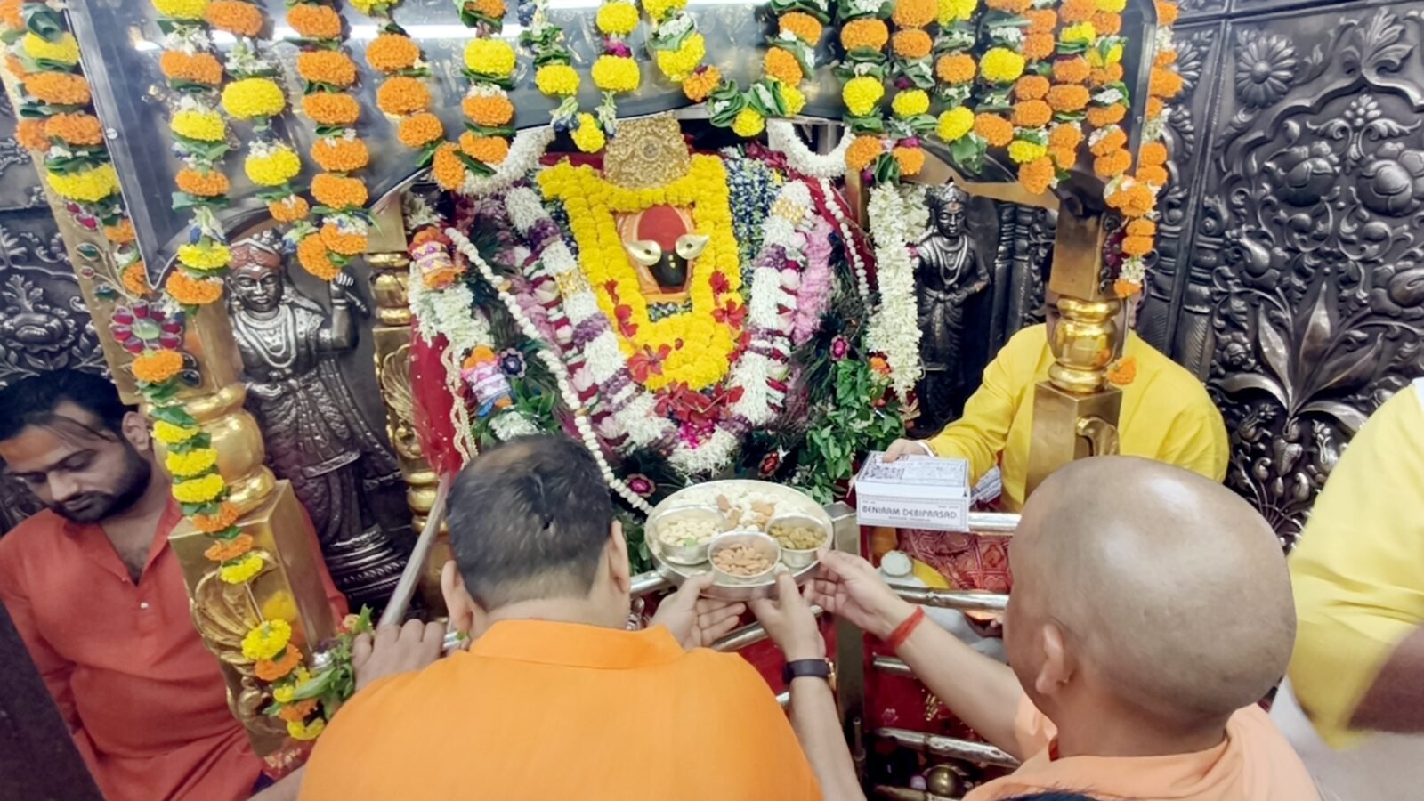 मीरजापुर के विंध्याचल पहुंचे मुख्यमंत्री योगी आदित्यनाथ ने मां विंध्यवासिनी के दर्शन-पूजन कर प्रदेश की सुख-समृद्धि की कामना की। इसके बाद पक्का घाट पर निर्माणाधीन गंगा घाटों का निरीक्षण किया और अधिकारियों को गुणवत्तापूर्ण निर्माण समय पर पूरा कराने के निर्देश दिए।