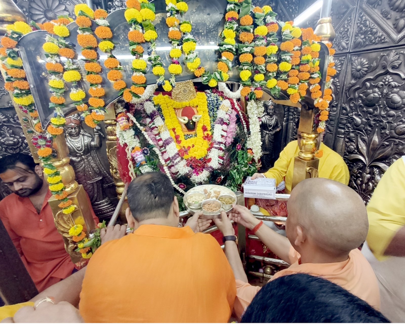 मीरजापुर के विंध्याचल पहुंचे मुख्यमंत्री योगी आदित्यनाथ ने मां विंध्यवासिनी के दर्शन-पूजन कर प्रदेश की सुख-समृद्धि की कामना की। इसके बाद पक्का घाट पर निर्माणाधीन गंगा घाटों का निरीक्षण किया और अधिकारियों को गुणवत्तापूर्ण निर्माण समय पर पूरा कराने के निर्देश दिए।