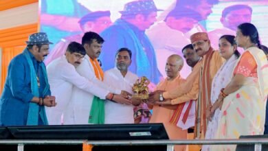 बलरामपुर में मुख्यमंत्री योगी आदित्यनाथ ने 803.19 करोड़ रुपये की 78 विकास परियोजनाओं की सौगात दी। इनमें 273.42 करोड़ की 30 परियोजनाओं का लोकार्पण और 529.77 करोड़ की 48 परियोजनाओं का शिलान्यास शामिल है। राष्ट्रीय राजमार्ग-730 पर 292 करोड़ से अधिक की लागत से रेलवे ओवरब्रिज बनेगा। वहीं, सीवरेज, पेयजल, सड़क, शिक्षा और सिंचाई सुविधाओं का विस्तार होगा। मुख्यमंत्री ने विभिन्न योजनाओं के लाभार्थियों को चेक, लैपटॉप, चाबी और स्वीकृति पत्र भी वितरित किए।