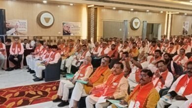 वाराणसी में भाजपा काशी एवं गोरक्ष क्षेत्र के दो दिवसीय विस्तारक प्रशिक्षण वर्ग का समापन हुआ। आगामी विधानसभा चुनाव की तैयारियों के मद्देनजर सामाजिक समीकरणों, जनसंवाद, बूथ प्रबंधन और संगठनात्मक मजबूती पर व्यापक मंथन किया गया। भाजपा के राष्ट्रीय मंत्री जगदीश पटेल ने विपक्ष के आरोपों का तथ्यों से जवाब देने और नए सामाजिक वर्गों तक पहुंच बढ़ाने पर जोर दिया। प्रदेश संगठन महामंत्री धर्मपाल सिंह ने बूथ समितियों की सक्रियता, कार्यकर्ताओं की जवाबदेही और निरंतर जनसंपर्क को चुनावी सफलता का आधार बताया।