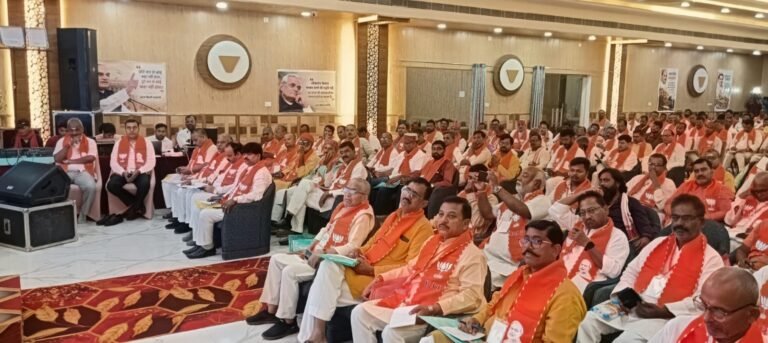 वाराणसी में भाजपा काशी एवं गोरक्ष क्षेत्र के दो दिवसीय विस्तारक प्रशिक्षण वर्ग का समापन हुआ। आगामी विधानसभा चुनाव की तैयारियों के मद्देनजर सामाजिक समीकरणों, जनसंवाद, बूथ प्रबंधन और संगठनात्मक मजबूती पर व्यापक मंथन किया गया। भाजपा के राष्ट्रीय मंत्री जगदीश पटेल ने विपक्ष के आरोपों का तथ्यों से जवाब देने और नए सामाजिक वर्गों तक पहुंच बढ़ाने पर जोर दिया। प्रदेश संगठन महामंत्री धर्मपाल सिंह ने बूथ समितियों की सक्रियता, कार्यकर्ताओं की जवाबदेही और निरंतर जनसंपर्क को चुनावी सफलता का आधार बताया।