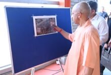 मुख्यमंत्री योगी आदित्यनाथ ने वाराणसी दौरे पर नमो घाट में 22, 24 और 25 अक्टूबर 2026 को प्रस्तावित एयर शो की तैयारियों की समीक्षा की। प्रधानमंत्री नरेंद्र मोदी के 25 अक्टूबर के संभावित कार्यक्रम को लेकर सुरक्षा, यातायात, पार्किंग और स्वच्छता व्यवस्था दुरुस्त करने के निर्देश दिए। मुख्यमंत्री ने बाबा काल भैरव और श्री काशी विश्वनाथ मंदिर में दर्शन-पूजन किया। उन्होंने मिर्जामुराद स्थित अरविंद लिमिटेड की ₹150 करोड़ की नई औद्योगिक इकाई का निरीक्षण कर रोजगार संबंधी तैयारियों का भी जायजा लिया।