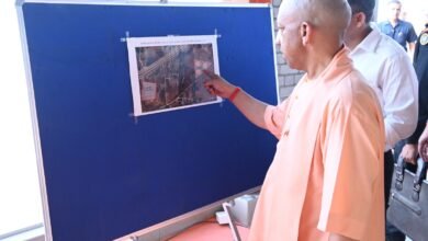 मुख्यमंत्री योगी आदित्यनाथ ने वाराणसी दौरे पर नमो घाट में 22, 24 और 25 अक्टूबर 2026 को प्रस्तावित एयर शो की तैयारियों की समीक्षा की। प्रधानमंत्री नरेंद्र मोदी के 25 अक्टूबर के संभावित कार्यक्रम को लेकर सुरक्षा, यातायात, पार्किंग और स्वच्छता व्यवस्था दुरुस्त करने के निर्देश दिए। मुख्यमंत्री ने बाबा काल भैरव और श्री काशी विश्वनाथ मंदिर में दर्शन-पूजन किया। उन्होंने मिर्जामुराद स्थित अरविंद लिमिटेड की ₹150 करोड़ की नई औद्योगिक इकाई का निरीक्षण कर रोजगार संबंधी तैयारियों का भी जायजा लिया।