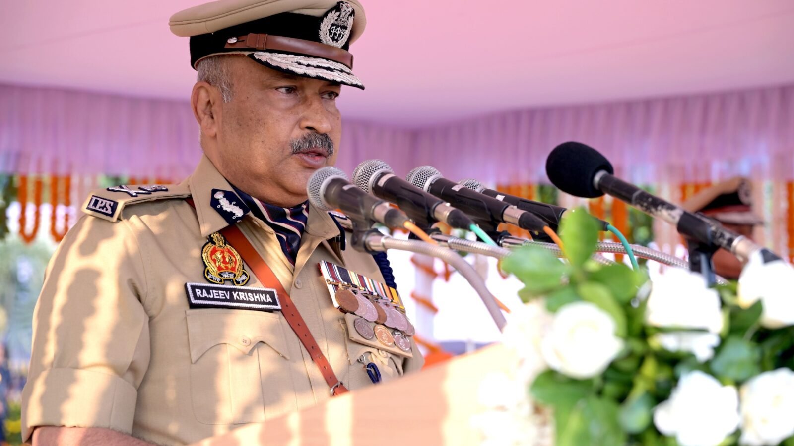 पुलिस स्मृति दिवस पर डीजीपी राजीव कृष्ण ने यूपी पुलिस की उपलब्धियां गिनाईं। साइबर अपराध मामलों में बैंकों में 635 करोड़ रुपये सीज कराए गए। वर्ष 2026 में अब तक 6 हजार से अधिक नशा तस्कर गिरफ्तार हुए और 26 कार्टेल ध्वस्त किए गए। सड़क दुर्घटनाओं में 9 प्रतिशत तथा मौतों में 10 प्रतिशत की कमी दर्ज हुई।
