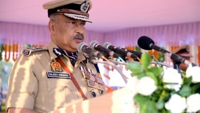 पुलिस स्मृति दिवस पर डीजीपी राजीव कृष्ण ने यूपी पुलिस की उपलब्धियां गिनाईं। साइबर अपराध मामलों में बैंकों में 635 करोड़ रुपये सीज कराए गए। वर्ष 2026 में अब तक 6 हजार से अधिक नशा तस्कर गिरफ्तार हुए और 26 कार्टेल ध्वस्त किए गए। सड़क दुर्घटनाओं में 9 प्रतिशत तथा मौतों में 10 प्रतिशत की कमी दर्ज हुई।